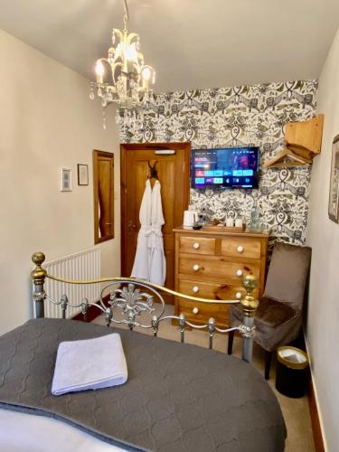 Double Room with Private External Bathroom image 7