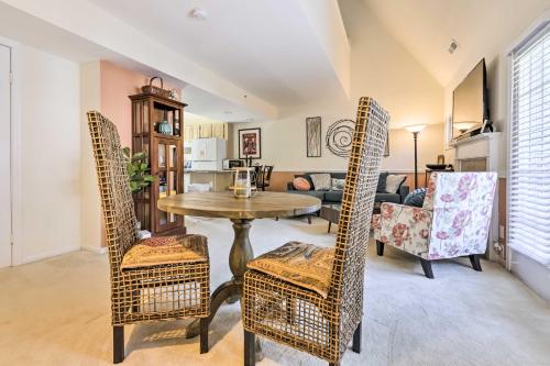 Lovely Norwich Villa, On Golf Course with Amenities! in Norwich, USA