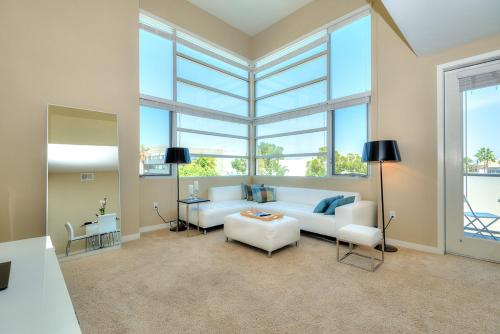 Awesome Top Floor 2-Bedroom with Balcony, Los Angeles (fotografie 8)