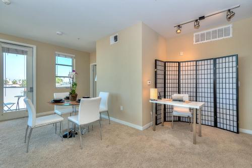 Awesome Top Floor 2-Bedroom with Balcony, Los Angeles (fotografie 9)