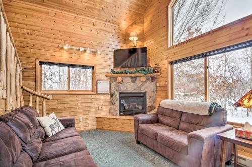 Cabin with Fireplace Less Than 1 Mile to Lakes and Golf