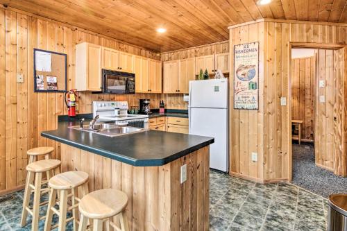 Cabin with Fireplace Less Than 1 Mile to Lakes and Golf