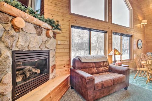 Cabin with Fireplace Less Than 1 Mile to Lakes and Golf