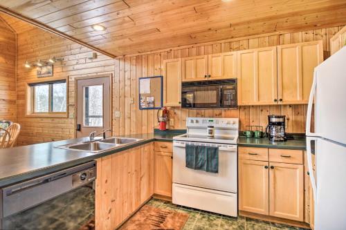 Cabin with Fireplace Less Than 1 Mile to Lakes and Golf