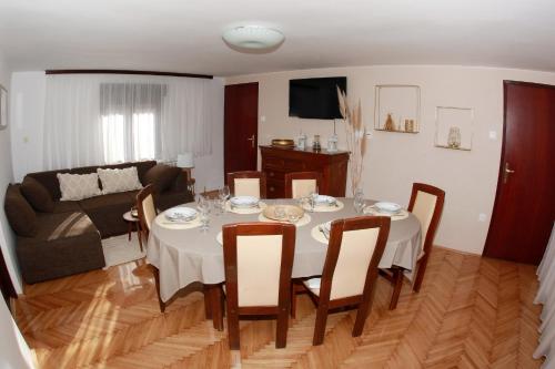 kawasan lounge/TV kongsi, Pri Fiškušu (Pri Fiskusu) in Duga Resa