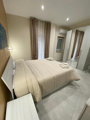 Deluxe Double Room with Balcony image 2