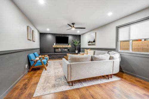 Scottsdale Modern - Tap to explore photos