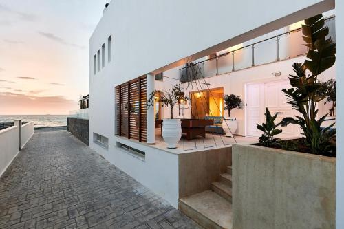 Rodo Seafront Villa with Heated private pool and jacuzzis by Volta Suites and Villas, Kokkíni Khánion (foto 6)