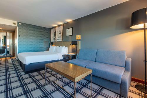 1 queen bed, 1 sofa bed