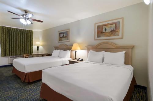 2 queen beds