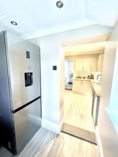 Spacious Modern Victorian House in Rochester 3