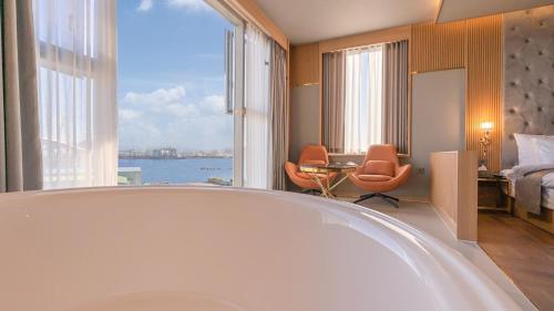 room detail thumbnail 2