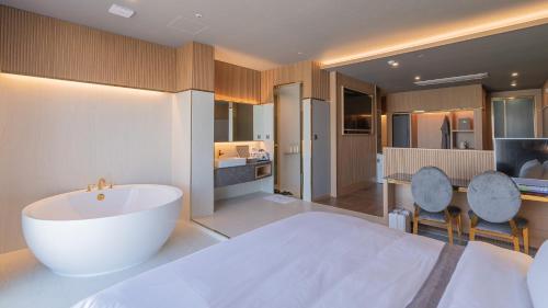 room detail thumbnail 2