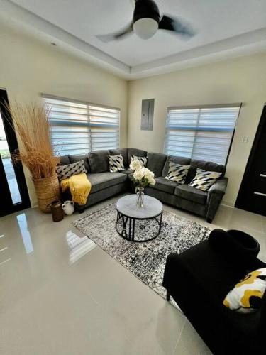 Villa La Rosa with Spectacular view of Ocho Rios in เกรท พอนด์
