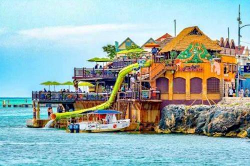 Villa La Rosa with Spectacular view of Ocho Rios in เกรท พอนด์