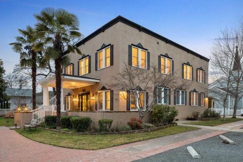 . Magnolia Hotel