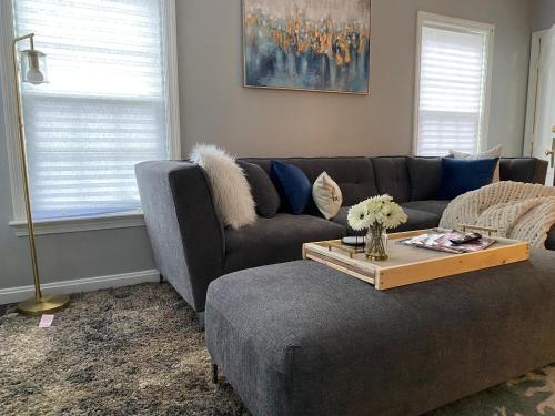 Cozy, 1st floor apartment with 2bdrms Plus Semi private TV room with Futon Family Friendly Close to Everything Pets welcome with Fee, Cleveland (fotografie 6)