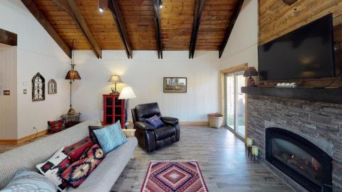 Tranquil Little Cabin On The River With High Speed Wifi thumb 4