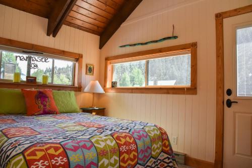 Tranquil Little Cabin On The River With High Speed Wifi - image 10