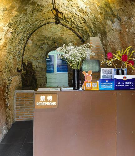 441252331 Brickyard Retreat at Mutianyu Great Wall Adjoin to Mutianyu Great Wall - Room with the View of Great Wall - Free Chinese massage experience - Vehicle Shuttle Service - International Catering - SPA& Nail Beauty Facilities