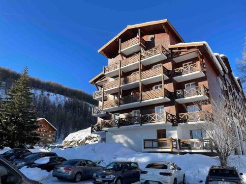 Allos, logement pieds des pistes, à 10 minutes de la base de loisirs Allos