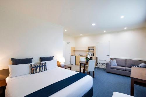 1 king bed, 1 twin bed, 1 sofa bed
