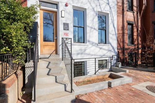 Eastern Mkt 1BR w WD Rooftop nr TJ Metro WDC-406