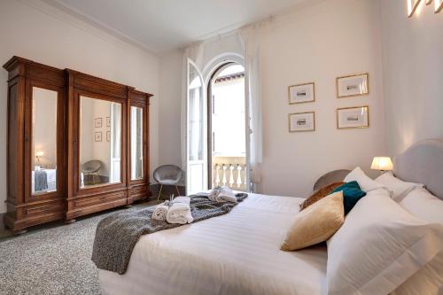 Magenta Apartment by Mamo Florence
