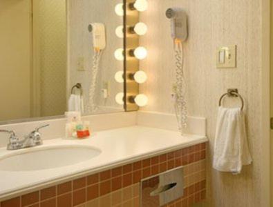 Bathroom, Merced Inn & Suites in Merced (CA)