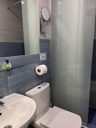 Hostal Madrid Star - image 11
