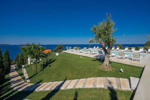 Golden Rays Luxury Villas & Apartments 4