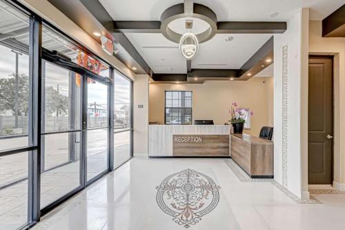 Comfeeni Inn and Suites