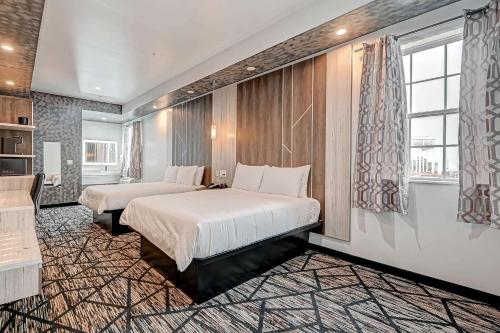 Queen Rooms with Two Queen Beds - Non-Smoking