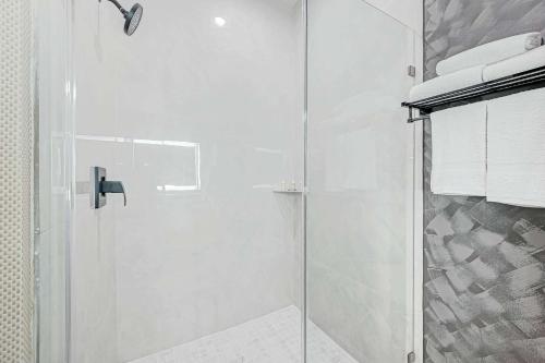 SureStay Hotel by Best Western Houston Southeast - 화장실