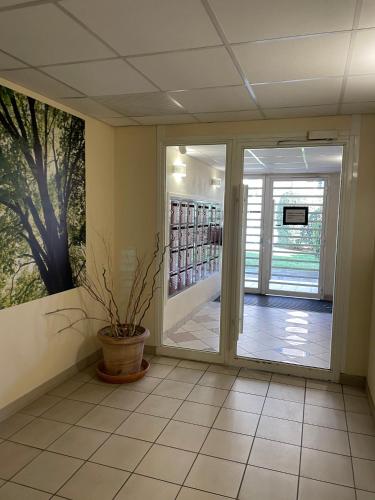 Lobby, Le Nomade, Parc Montcalm et stationnement prive in Estanove