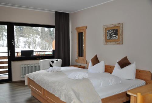 1 double bed, 1 twin bed