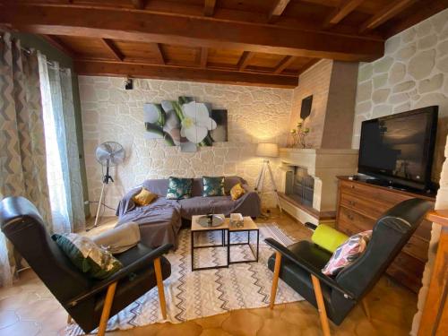 Maison 6 personnes avec piscine terrain arboré clôturé (Maison 6 personnes avec piscine terrain arbore cloture) in Vallabrix