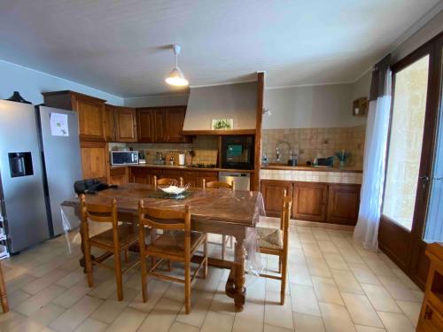 Maison 6 personnes avec piscine terrain arboré clôturé (Maison 6 personnes avec piscine terrain arbore cloture) in Vallabrix