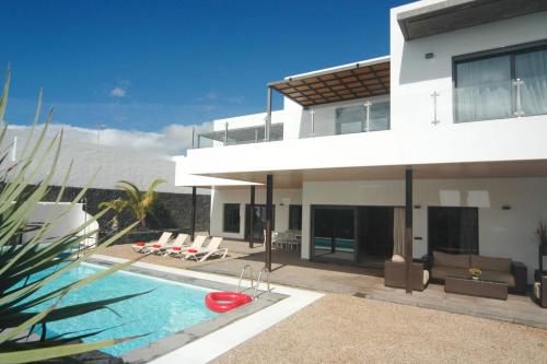 Villa Luna - Stunning 5 Bedroom Villa with AC