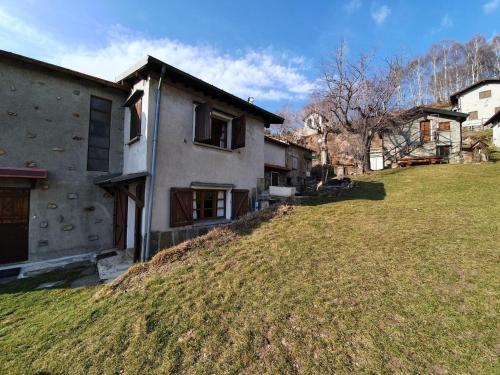 Traditional holiday home in Vendrogno with garden