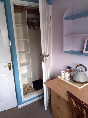 Home from home Single or double room Netflix or Virgin TV Wifi & free parking 4
