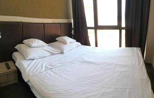 1 queen bed, 2 sofa beds