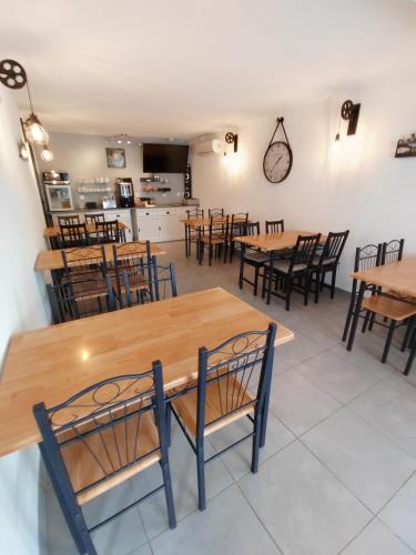 餐飲選擇, Hotel Le 15 Perigueux in 聖皮耶爾德希尼亞克