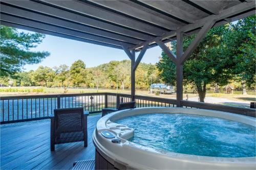 Asheville River Cabins - 온수 욕조