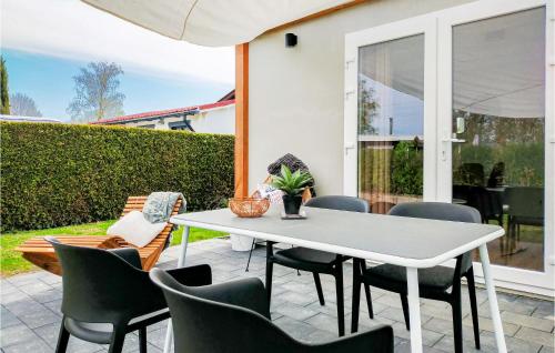  Stunning Home In Heinkenszand With Wifi in heinkenszand