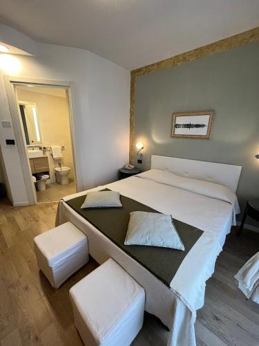 Double Room image 10