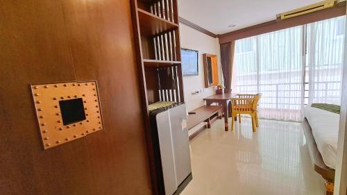 Standard Twin Room image 10