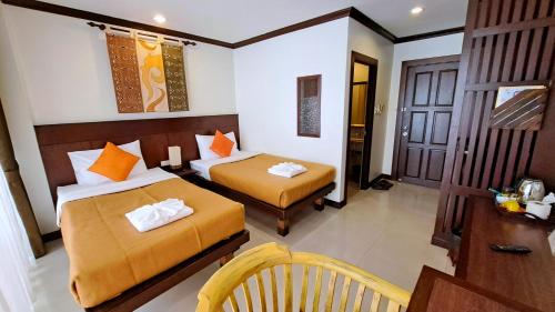 Standard Twin Room image 9