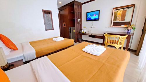 Standard Twin Room image 8