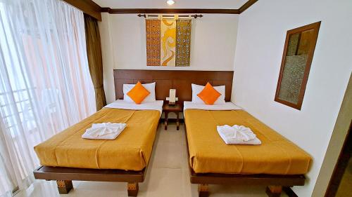 Standard Twin Room image 5